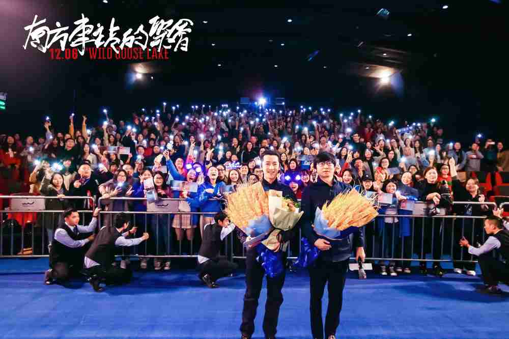 导演刁亦男、、、胡歌与观众合影 导演刁亦男、、、、胡歌与观众合影